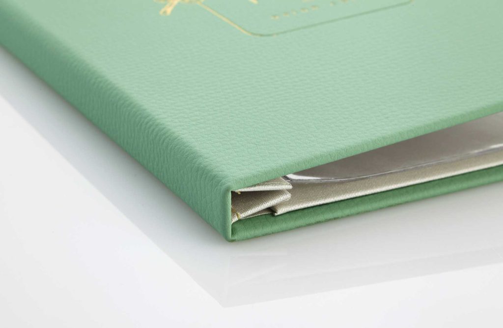 Gastrotopcard_Speisekarten_Finesso_Schraubleiste_Designleder_MG_2496.jpg