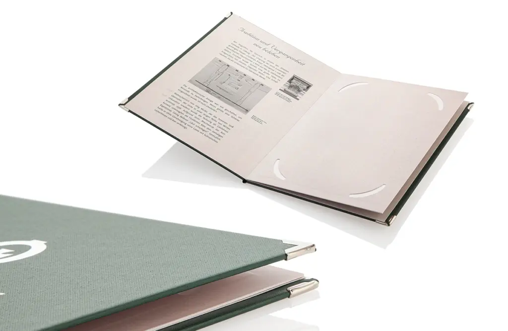 Speisekarte aus Buchbinderleinen, mit Prägung