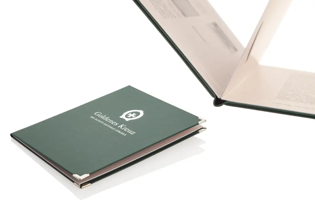 Speisekarte aus Buchbinderleinen, mit Prägung