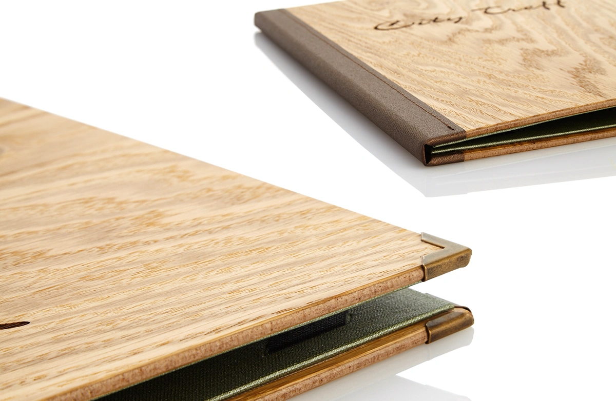 Speisekarte aus Holz, mit Laserbranding