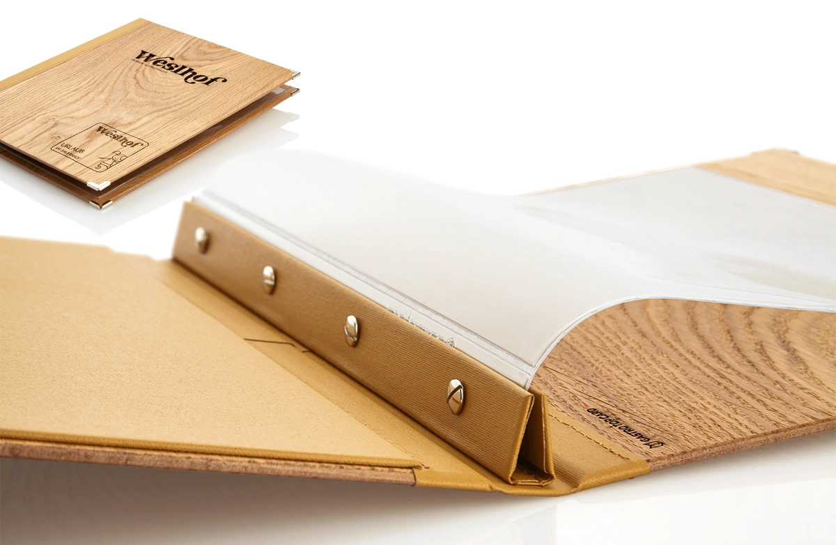 Speisekarte aus Holz, mit Cut-Out und Laserbranding