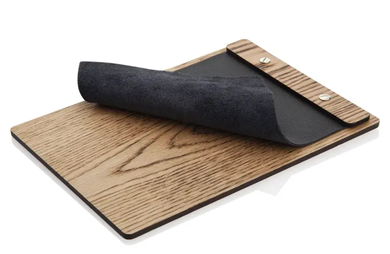 Menuboard mit Leiste aus geflammten Holz und Ledercover