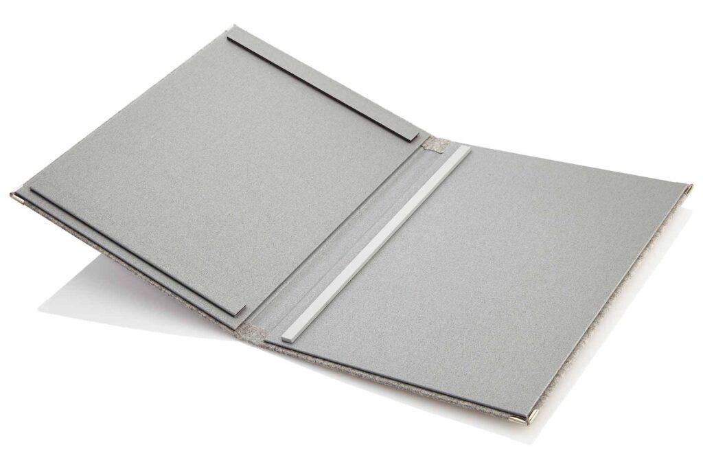 Speisekarte aus Loden in Hellgrau mit Magnetschnellspann und Metallstab innen