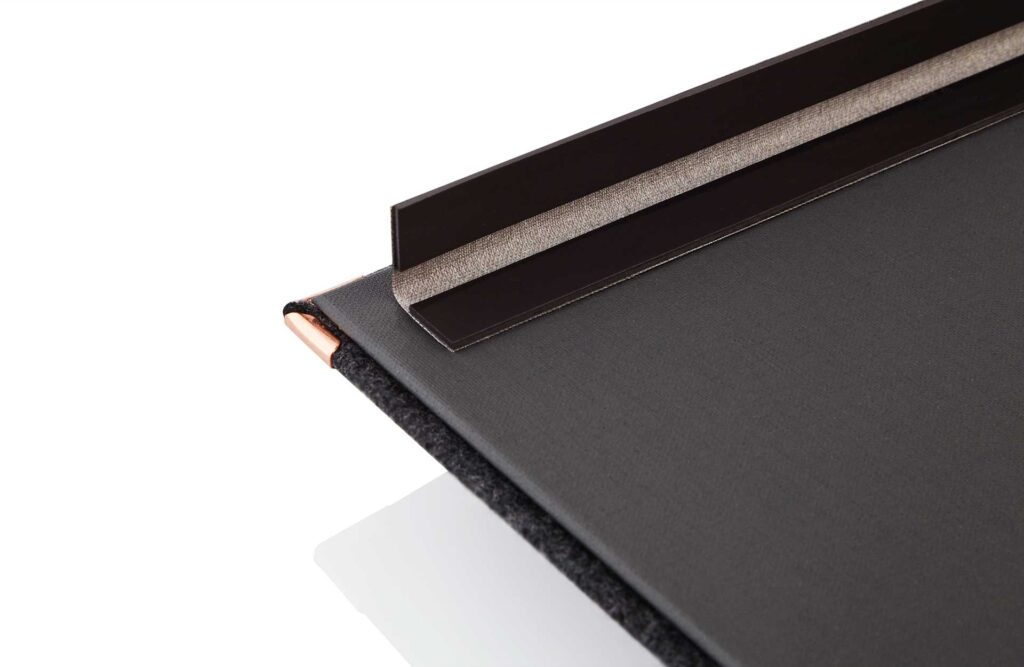 Speisekarte aus Loden mit Metallstab innen