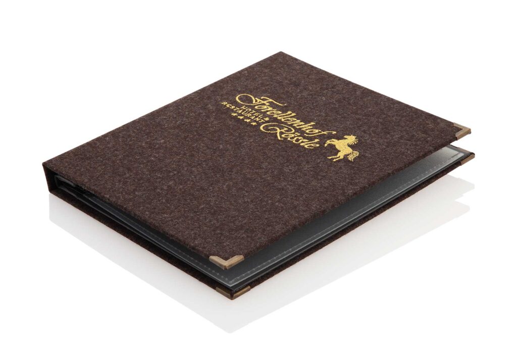 Gastrotopcard_Speisekarten_Finesso_Druckknopfleiste_Loden_MG_3916