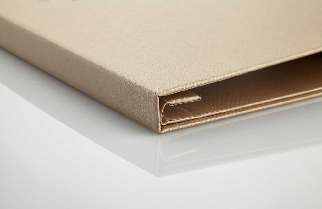 Elegantundpraktisch dieFinessoüberzeugtmitihremwunderbarenDesign.PerfektalsSpeisekarteundZimmermappeverwendbar.DurchdieinnenliegendeLascheinkl.DruckknöpfenmitNormlochung,lässtsichderInhaltunbeschwertundschnellwechseln.Material:derverstärkteUmschlagundderRückensindbeidemitMedici Buchbinderleinen–holländischesBuchbinderleinenmitLotuseffekt,überzogenundbietenvieleFarbvariationen.Innenmaterial:dieUmschlaginnenseitenwerdenmitMedici Buchbinderleinenverklebt.DiesesBuchbinderleinen,gibtesindiversenFarbvariationen.Schutzecken:sindindenFarbenGold,Silber,Altgold,Altsilber,SchwarzoderKupfererhältlich.Druckknöpfe:bietenwirinderFarbenGold,SilberoderSchwarzan.(StandartmäßigwirdjedesFormatmitDruckknöpfenausgestattet.)Logoveredlung:istmittelsMetallicfolien Prägung,BlindprägungoderPermadruckmöglich.EinschubundFüllung:einzelne,gelochteBlätterwerdenindenRückengelegtundmittelsderDruckknöpfebefestigt.PassendeFolienhierzuwären:VariofolienundgenähtePlanofolien.HieristeineFüllungvonmindestensVariofolienundPlanofolienmöglich.Schnellspann:AndenUmschlaginnenseitenisteinMedici SchnelleinschuboderFolienschnellspannz.B.fürIhreTageskarteusw.aufder/denUmschlaginnenseite/ngegenAufpreismöglich.