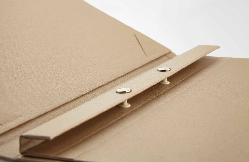 Elegantundpraktisch dieFinessoüberzeugtmitihremwunderbarenDesign.PerfektalsSpeisekarteundZimmermappeverwendbar.DurchdieinnenliegendeLascheinkl.DruckknöpfenmitNormlochung,lässtsichderInhaltunbeschwertundschnellwechseln.Material:derverstärkteUmschlagundderRückensindbeidemitMedici Buchbinderleinen–holländischesBuchbinderleinenmitLotuseffekt,überzogenundbietenvieleFarbvariationen.Innenmaterial:dieUmschlaginnenseitenwerdenmitMedici Buchbinderleinenverklebt.DiesesBuchbinderleinen,gibtesindiversenFarbvariationen.Schutzecken:sindindenFarbenGold,Silber,Altgold,Altsilber,SchwarzoderKupfererhältlich.Druckknöpfe:bietenwirinderFarbenGold,SilberoderSchwarzan.(StandartmäßigwirdjedesFormatmitDruckknöpfenausgestattet.)Logoveredlung:istmittelsMetallicfolien Prägung,BlindprägungoderPermadruckmöglich.EinschubundFüllung:einzelne,gelochteBlätterwerdenindenRückengelegtundmittelsderDruckknöpfebefestigt.PassendeFolienhierzuwären:VariofolienundgenähtePlanofolien.HieristeineFüllungvonmindestensVariofolienundPlanofolienmöglich.Schnellspann:AndenUmschlaginnenseitenisteinMedici SchnelleinschuboderFolienschnellspannz.B.fürIhreTageskarteusw.aufder/denUmschlaginnenseite/ngegenAufpreismöglich.