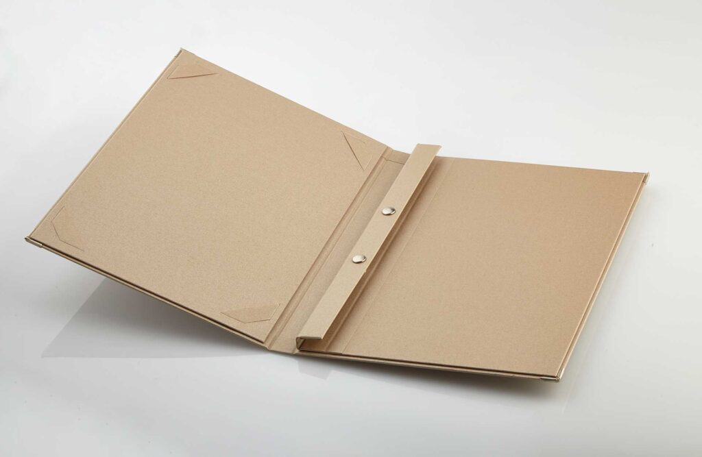 Elegantundpraktisch dieFinessoüberzeugtmitihremwunderbarenDesign.PerfektalsSpeisekarteundZimmermappeverwendbar.DurchdieinnenliegendeLascheinkl.DruckknöpfenmitNormlochung,lässtsichderInhaltunbeschwertundschnellwechseln.Material:derverstärkteUmschlagundderRückensindbeidemitMedici Buchbinderleinen–holländischesBuchbinderleinenmitLotuseffekt,überzogenundbietenvieleFarbvariationen.Innenmaterial:dieUmschlaginnenseitenwerdenmitMedici Buchbinderleinenverklebt.DiesesBuchbinderleinen,gibtesindiversenFarbvariationen.Schutzecken:sindindenFarbenGold,Silber,Altgold,Altsilber,SchwarzoderKupfererhältlich.Druckknöpfe:bietenwirinderFarbenGold,SilberoderSchwarzan.(StandartmäßigwirdjedesFormatmitDruckknöpfenausgestattet.)Logoveredlung:istmittelsMetallicfolien Prägung,BlindprägungoderPermadruckmöglich.EinschubundFüllung:einzelne,gelochteBlätterwerdenindenRückengelegtundmittelsderDruckknöpfebefestigt.PassendeFolienhierzuwären:VariofolienundgenähtePlanofolien.HieristeineFüllungvonmindestensVariofolienundPlanofolienmöglich.Schnellspann:AndenUmschlaginnenseitenisteinMedici SchnelleinschuboderFolienschnellspannz.B.fürIhreTageskarteusw.aufder/denUmschlaginnenseite/ngegenAufpreismöglich.