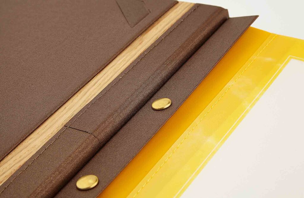 Gastrotopcard Speisekarten Finesso Druckknopfleiste aus Holz