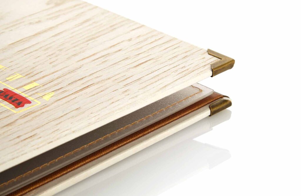 Speisekarte aus Holz in Weiß mit Rücken und Druckknopfleiste aus Medici in Braun