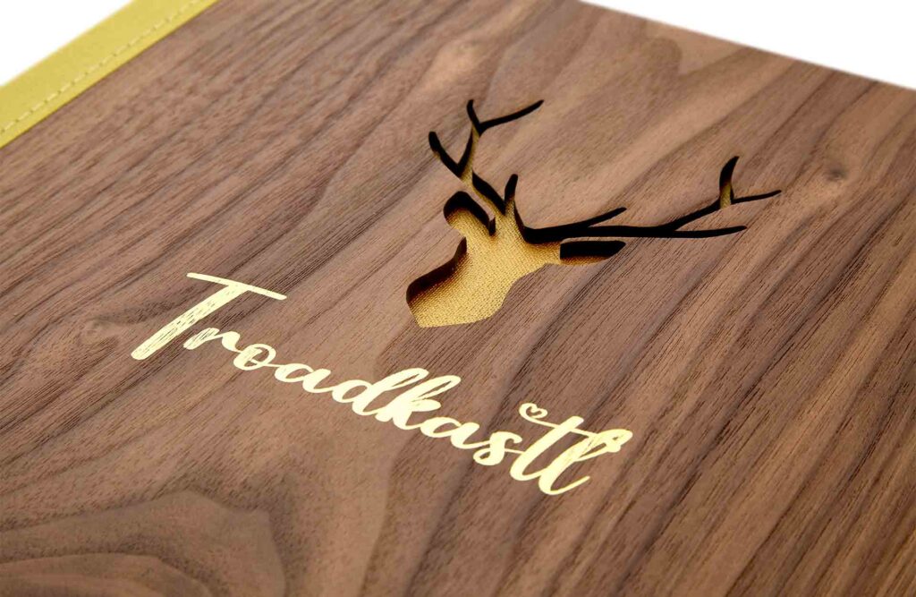 Speisekarte aus Holz mit Druckknöpfen innen