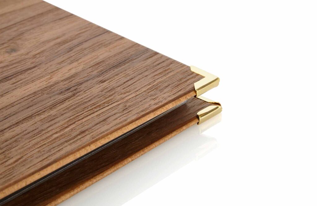 Speisekarte aus Holz mit Druckknöpfen innen