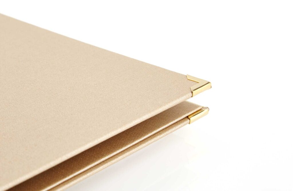 Speisekarte aus Medici in Beige mit Magnetleiste innen