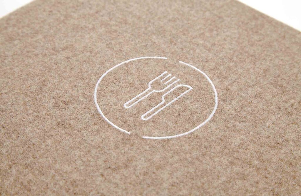 Speisekarte aus Loden in Beige mit Schraubleiste innen