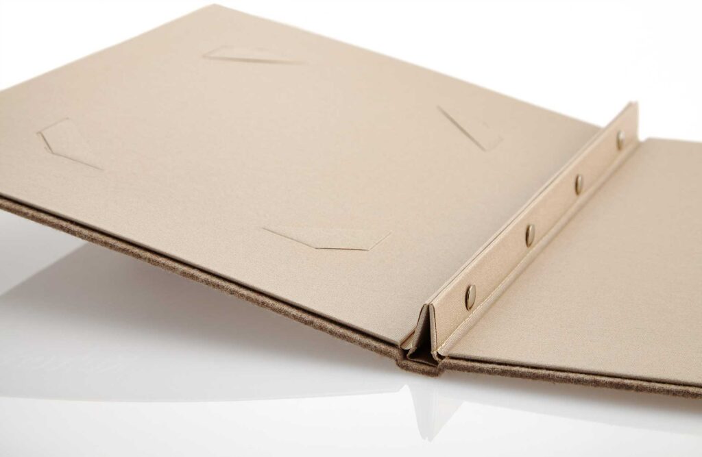 Speisekarte aus Loden in Beige mit Schraubleiste innen