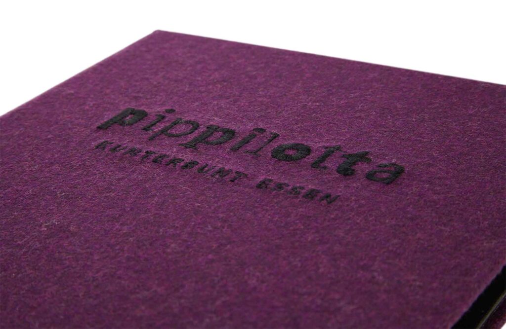 Speisekarte aus Loden in dunklem Violett mit Schraubleiste innen