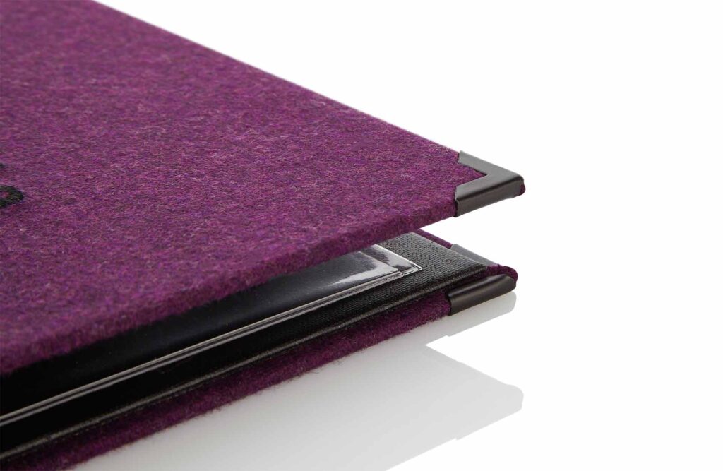 Speisekarte aus Loden in dunklem Violett mit Schraubleiste innen