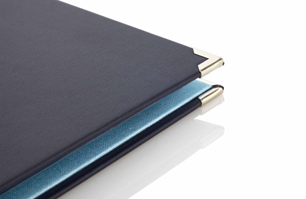 Speisekarte aus Medici in Blau mit Schraubleiste innen in Normlochung