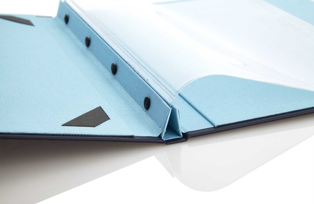 Speisekarte aus Medici in Blau mit Schraubleiste innen in Normlochung