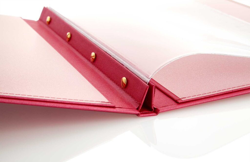 Speisekarte aus Medici in Pink mit Schraubleiste innen
