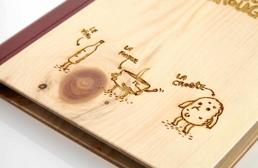 Speisekarte aus Holz mit innenliegender Schraubleiste