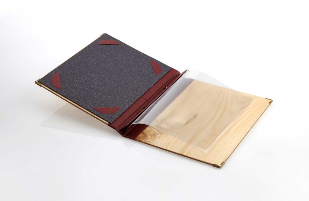 Speisekarte aus Holz mit innenliegender Schraubleiste