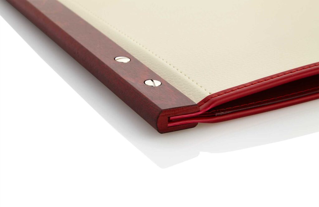 Speisekarte aus Designleder in Elfenbein mit Einfassband und Schiene in Rot und Europalochung