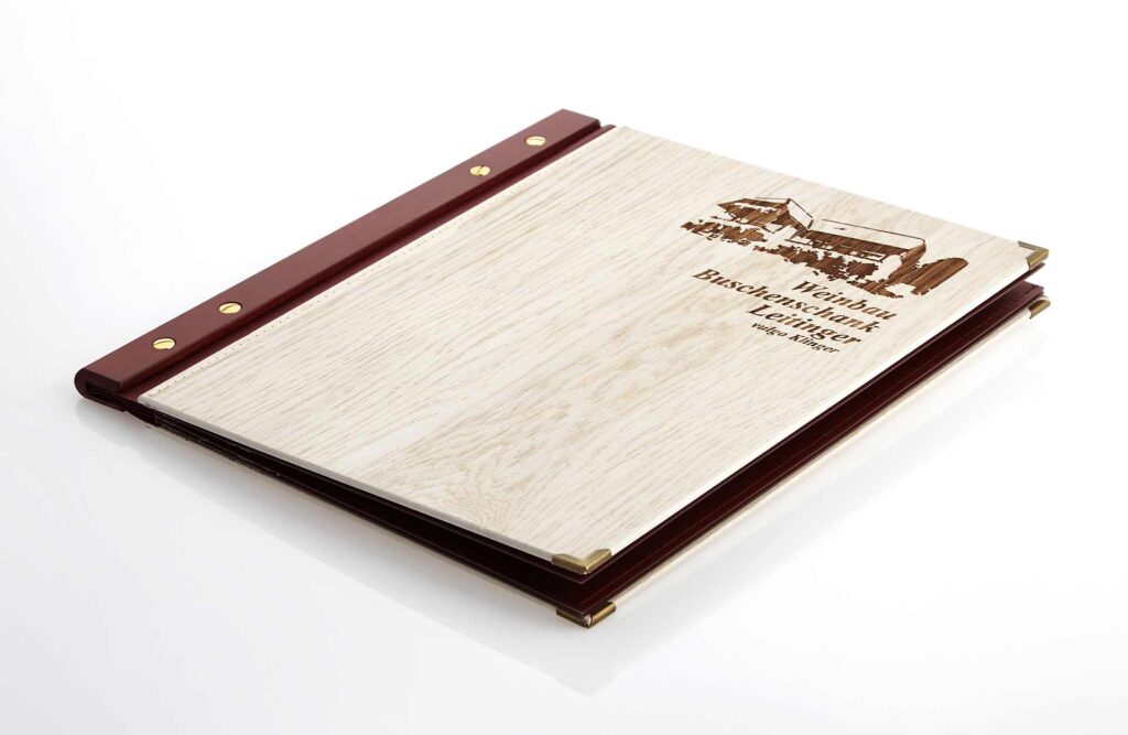 Speisekarte aus Holz mit Schraubrücken und Europalochung