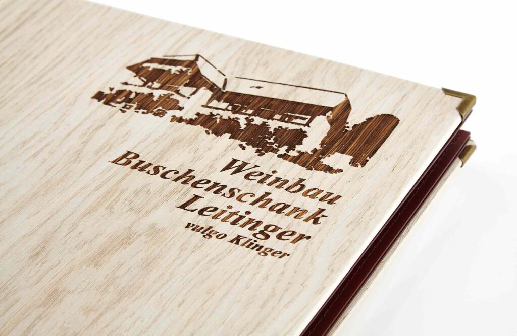 Speisekarte aus Holz mit Schraubrücken und Europalochung