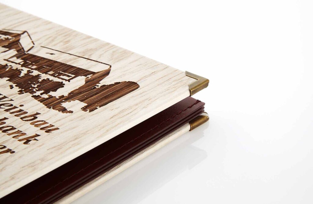 Speisekarte aus Holz mit Schraubrücken und Europalochung