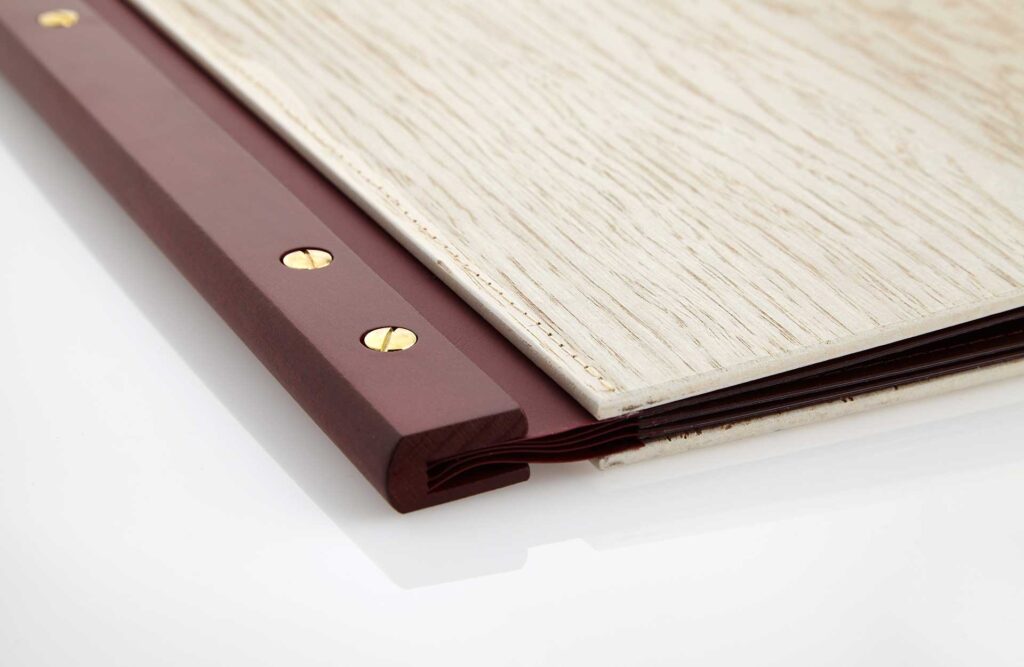 Speisekarte aus Holz mit Schraubrücken und Europalochung