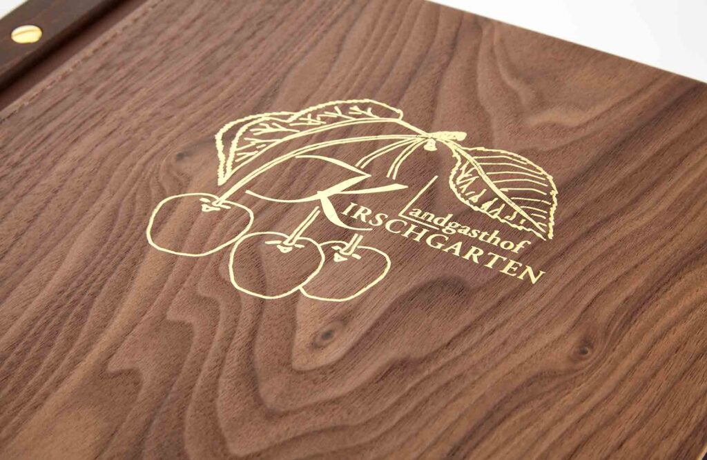 Speisekarte aus Nussholz mit Schiene aus Holz und Europalochung