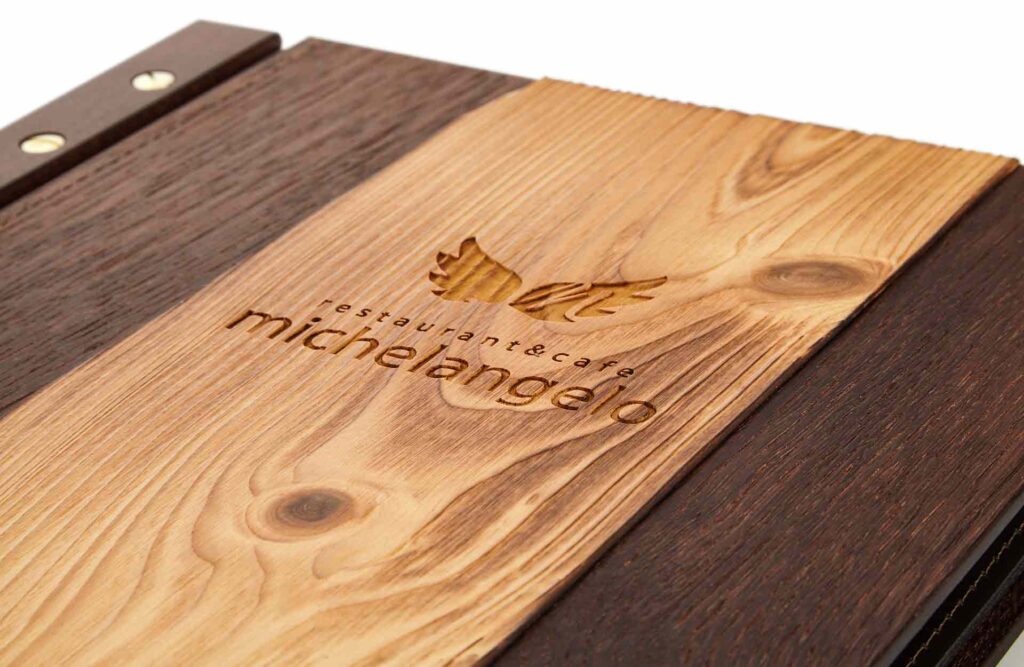 Speisekarte aus Eichenholz mit Altholzstreifen und Holzschiene