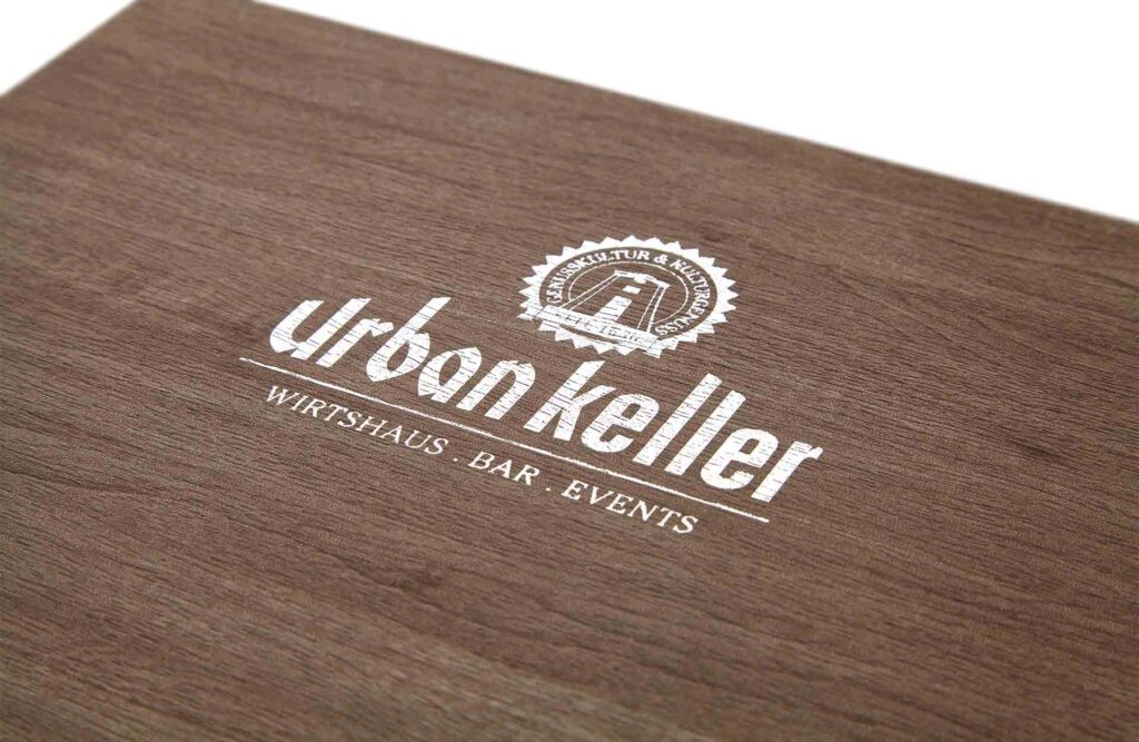 Speisekarte aus Weichleder mit Korkoptik und mit Kordelzug