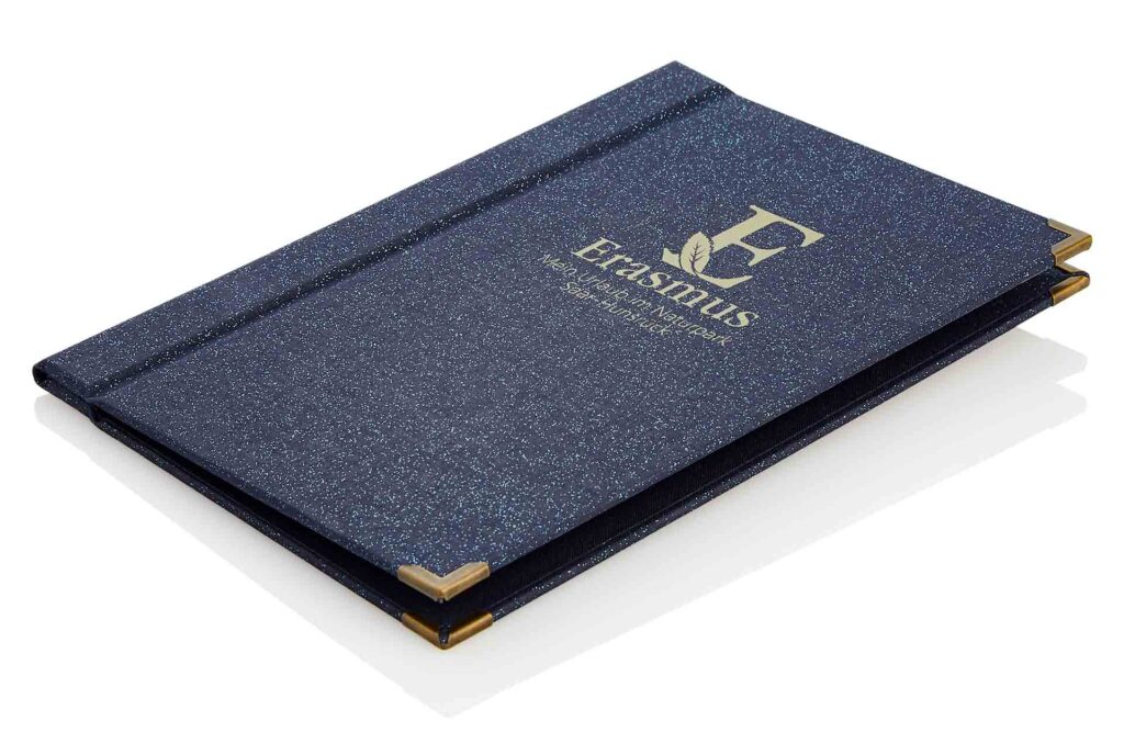 Speisekarte aus Buchbinderleinen mit Glitzereffekt und mit magnetischem Klemmrücken