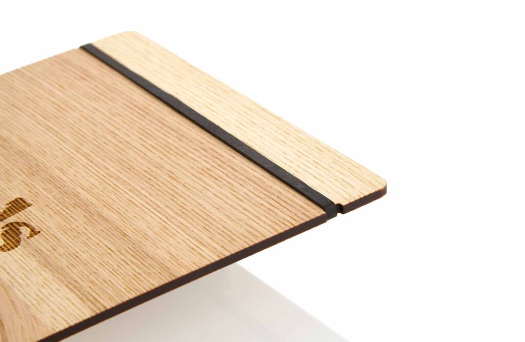 Menuboard-Modell aus Holz mit schwarzem Gummiband