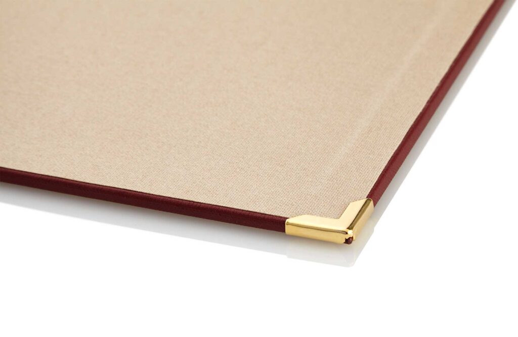 Menuboard de Médicis en rouge et beige avec bande magnétique intégrée