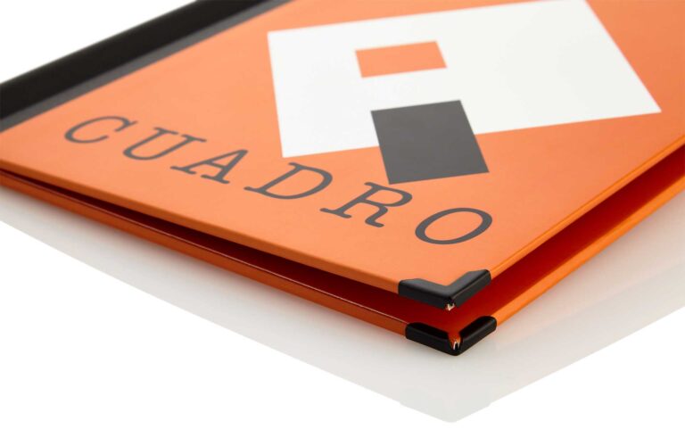 Quadratische Speisekarte mit Individualdruck in Orange