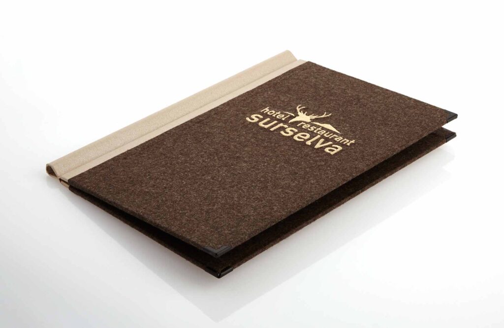 Speisekarte aus Loden in Braun mit Klemmrücken aus Medici in Beige