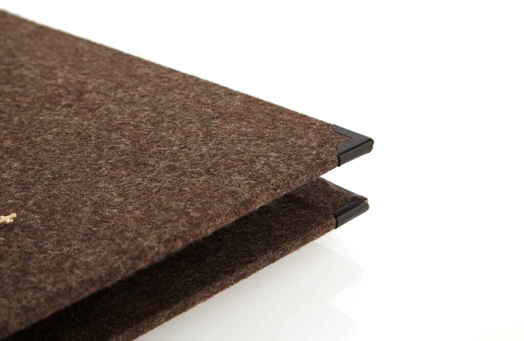Speisekarte aus Loden in Braun mit Klemmrücken aus Medici in Beige