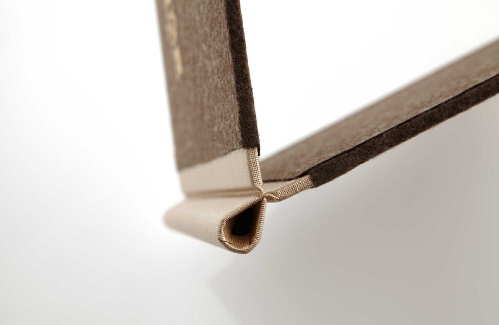 Speisekarte aus Loden in Braun mit Klemmrücken aus Medici in Beige
