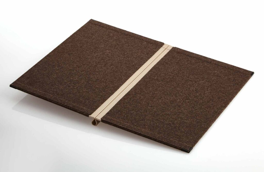 Speisekarte aus Loden in Braun mit Klemmrücken aus Medici in Beige
