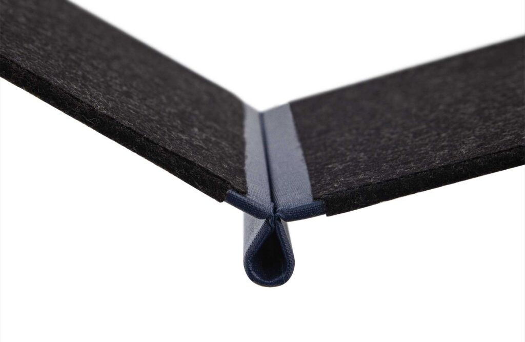 Speisekarte aus Loden mit individuellem Stick