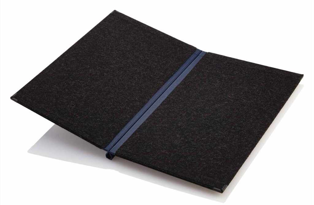 Speisekarte aus Loden mit individuellem Stick