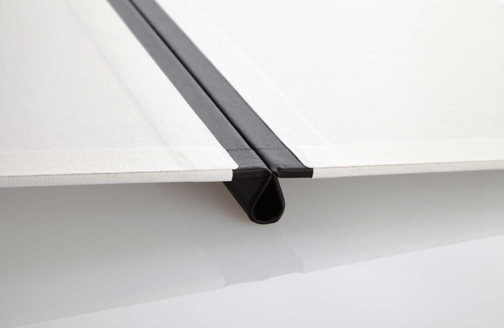 Speisekarte aus Medici in Weiß mit Klemmrücken aus Medici in Schwarz