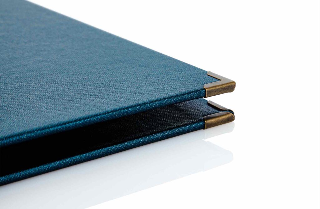 Speisekarte in Blau mit Klemmrücken