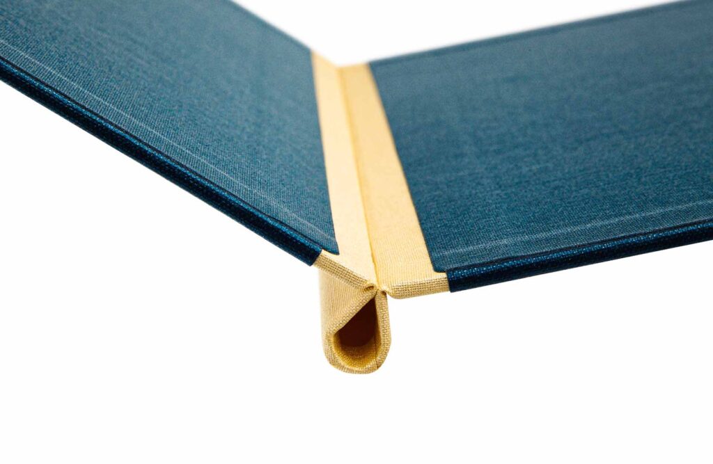 Speisekarte in Blau mit Klemmrücken