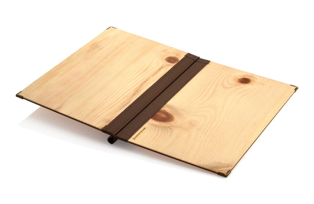 Speisekarte aus Zirbenholz mit Klemmrücken aus Buchbinderleinen in Braun
