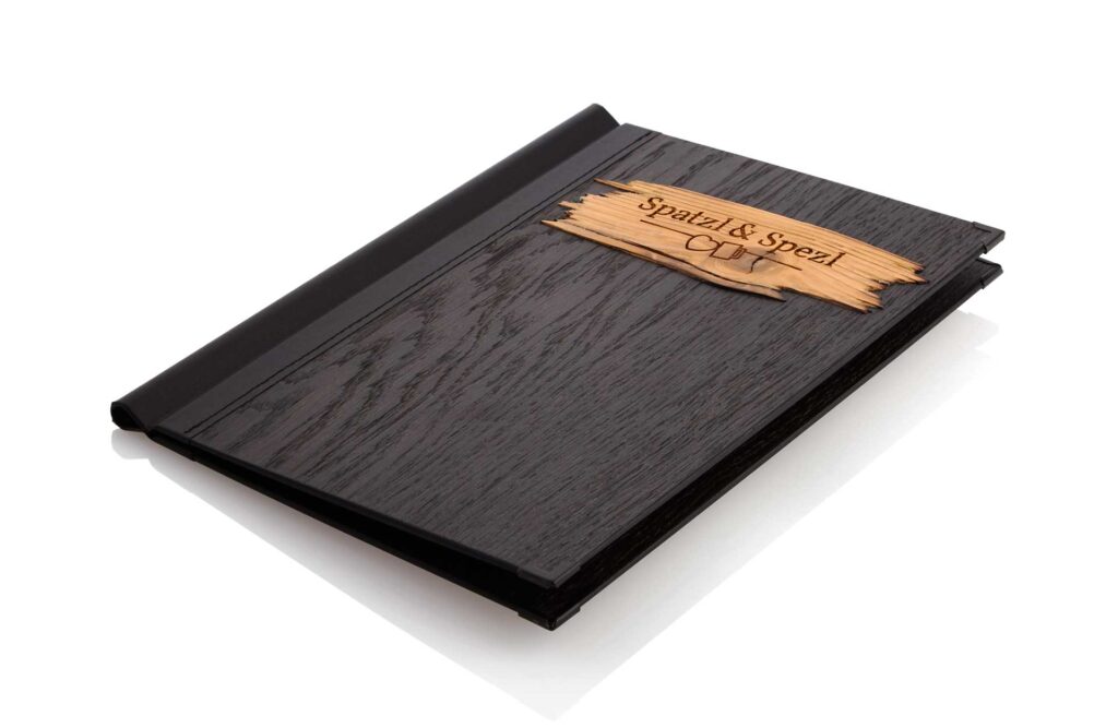 Speisekarte aus Holz in Schwarz mit Klemmrücken aus Medici in Schwarz und Altholzstreifen auf der Vorderseite