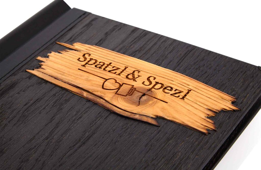 Speisekarte aus Holz in Schwarz mit Klemmrücken aus Medici in Schwarz und Altholzstreifen auf der Vorderseite